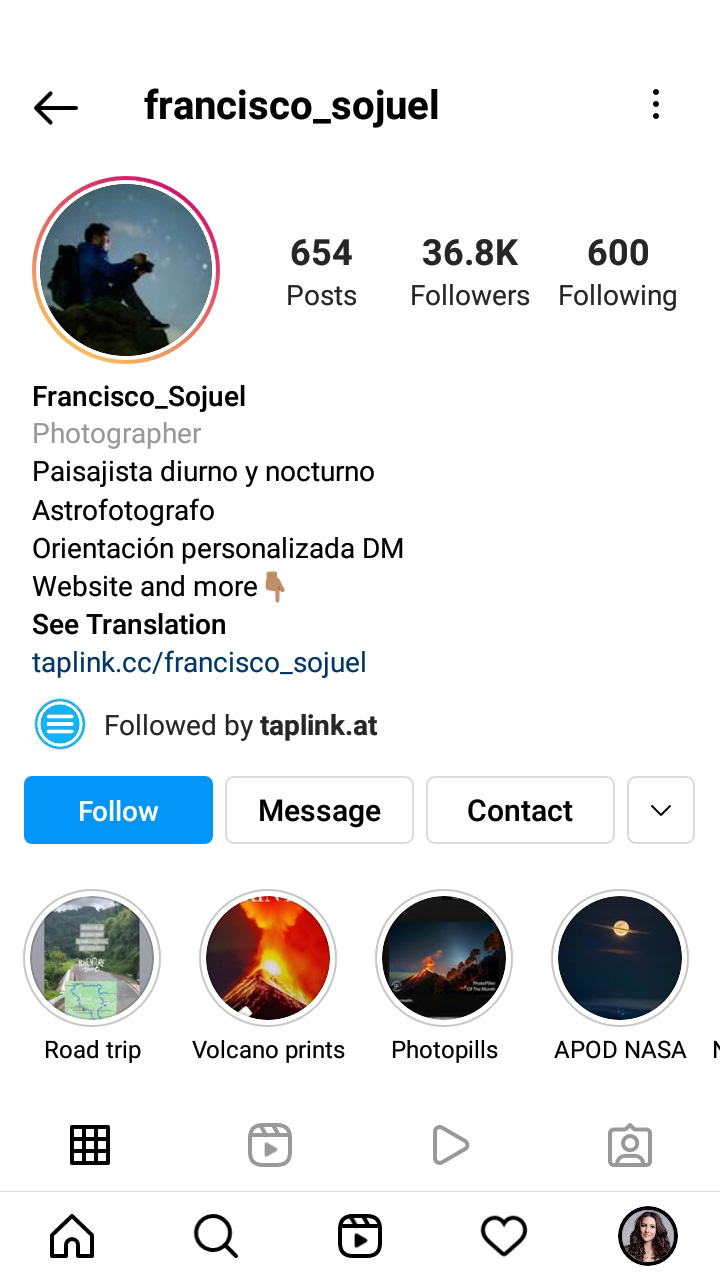 Instagram page with a profile photo in which a person reads outdoors