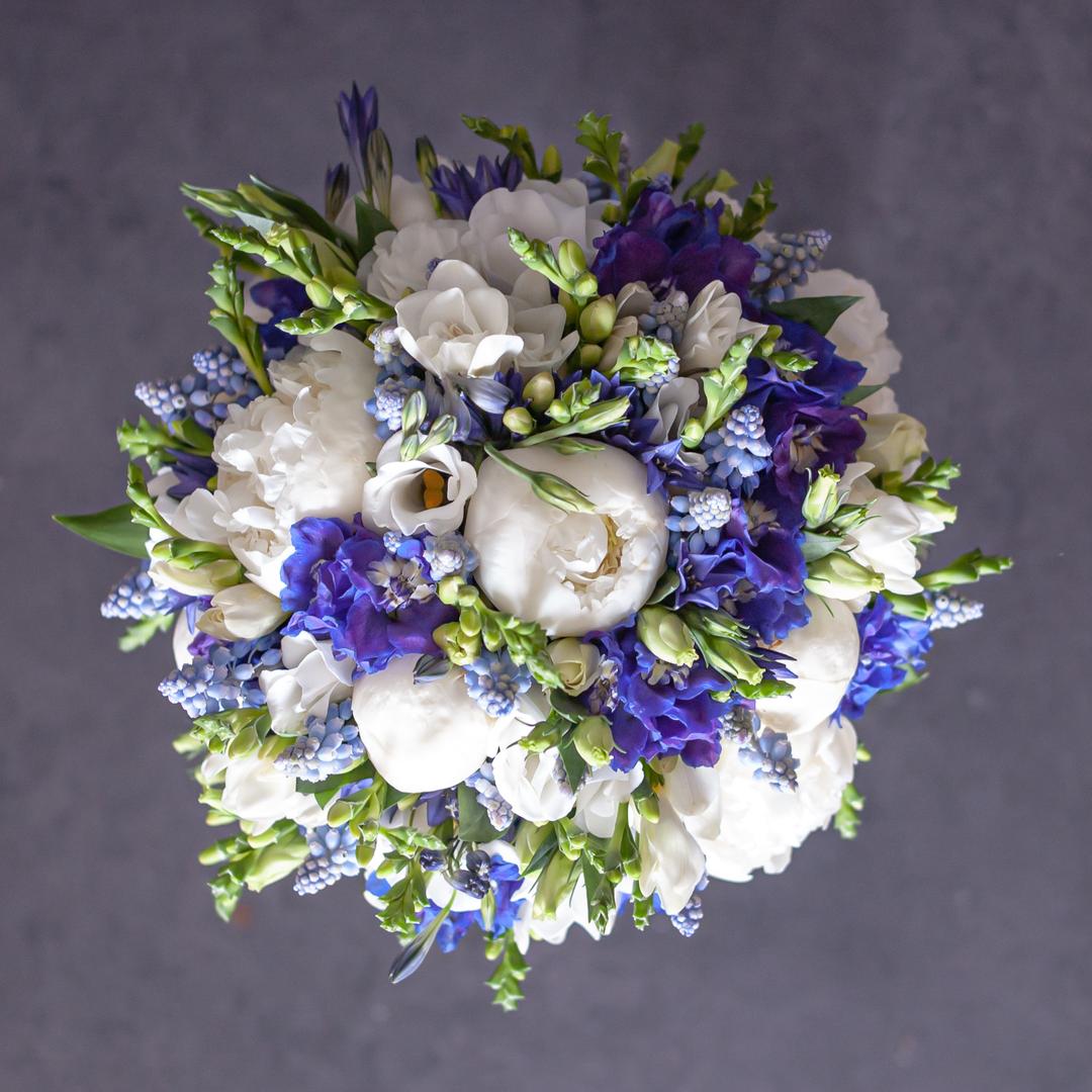 Букет невесты из пионов и синих цветов