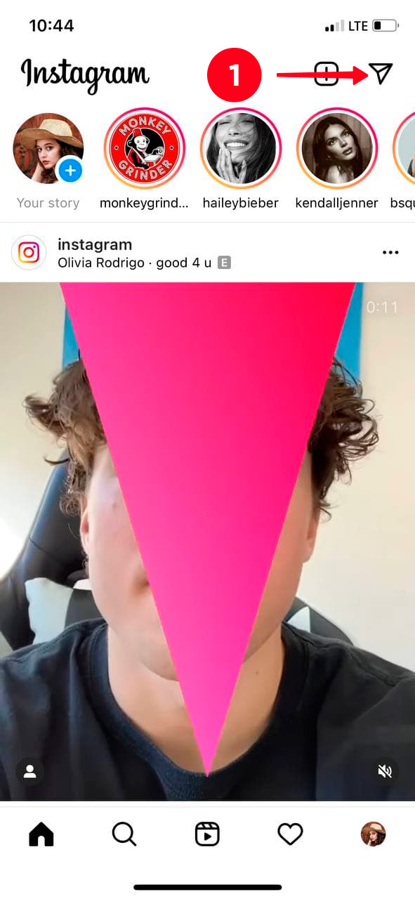 Tapping the paper plane in the Instagram home tab in the app