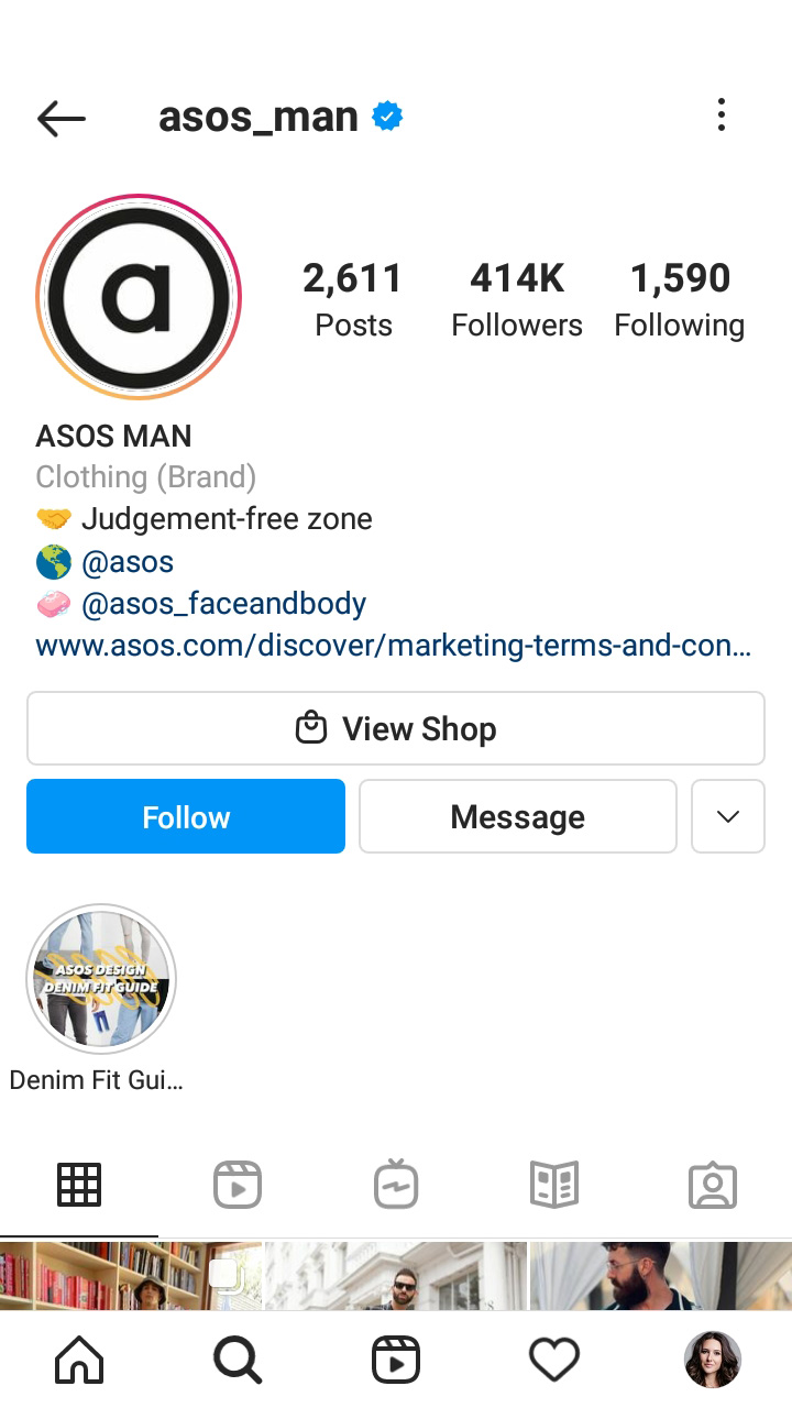 Pagina del profilo Instagram con una citazione e tag degli utenti nella biografia