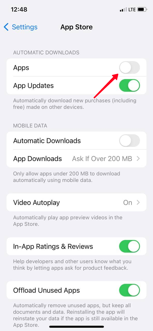 Deactivating the App feature in the Automatic downloads settings on an iPhone
