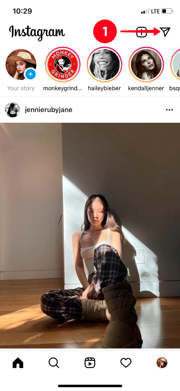 Tapping the paper plane in the Instagram home tab in the app