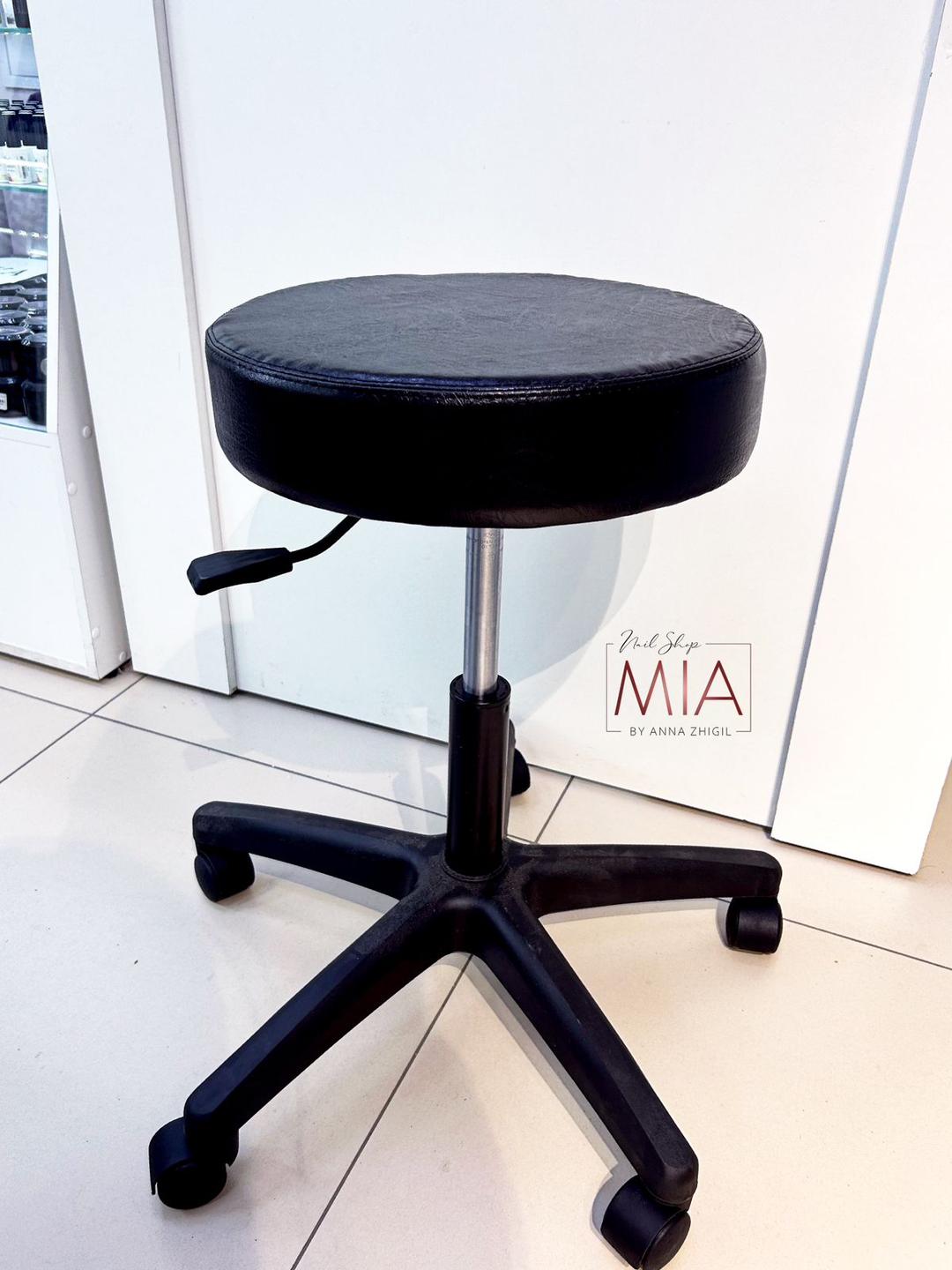 Педикюрный стул стандарт пластмассовая ножка (Черный)