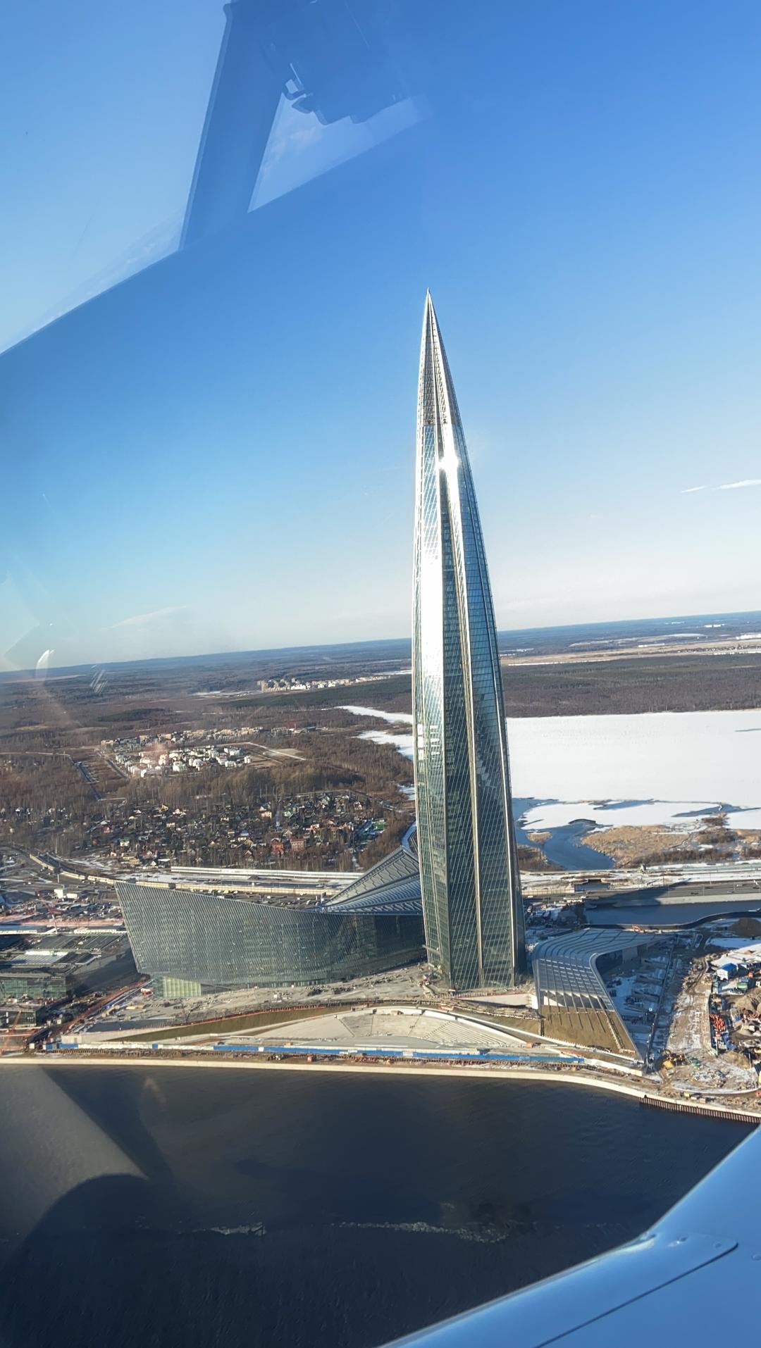 Питер полет. Лахта-центр в Санкт-Петербурге. Аэродром Кронштадт. Полет над Лахта центром. Самолет над Петербургом.