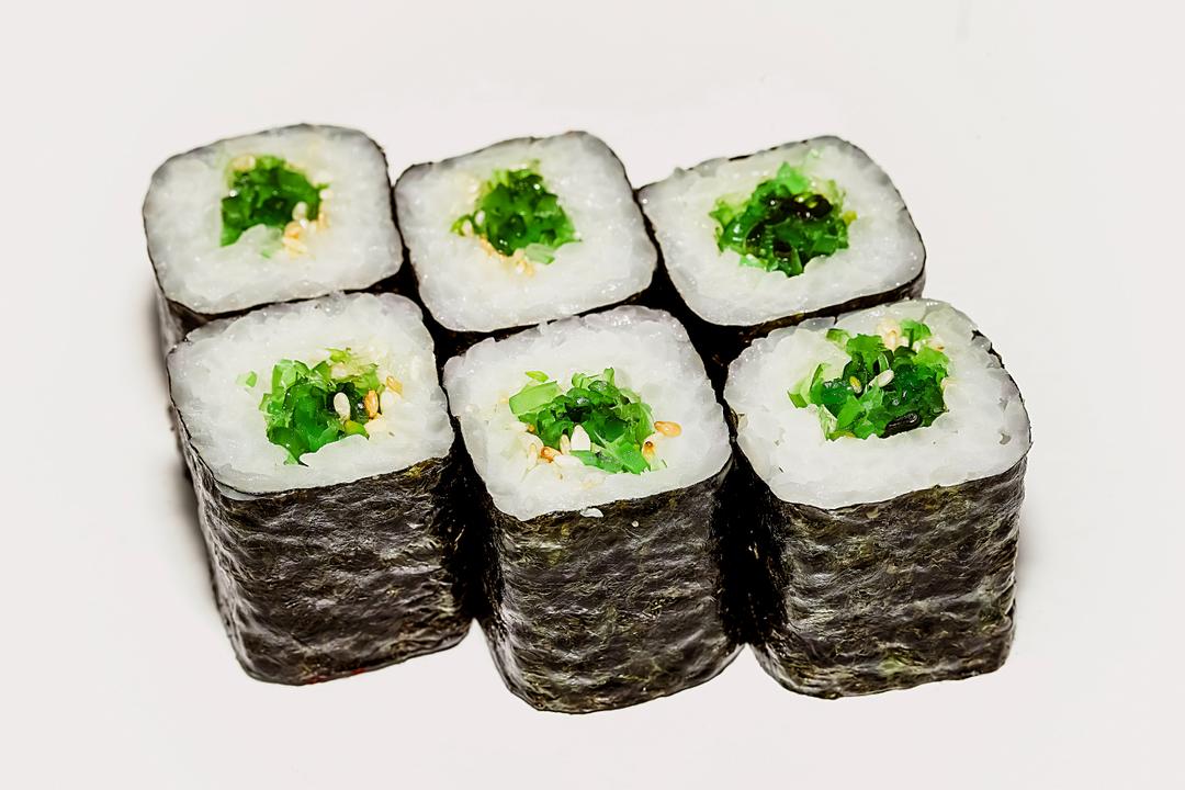 чука маки. мини ролл чука. чука роллы суши. маки хияши вакаме. ролл чука-унаги.