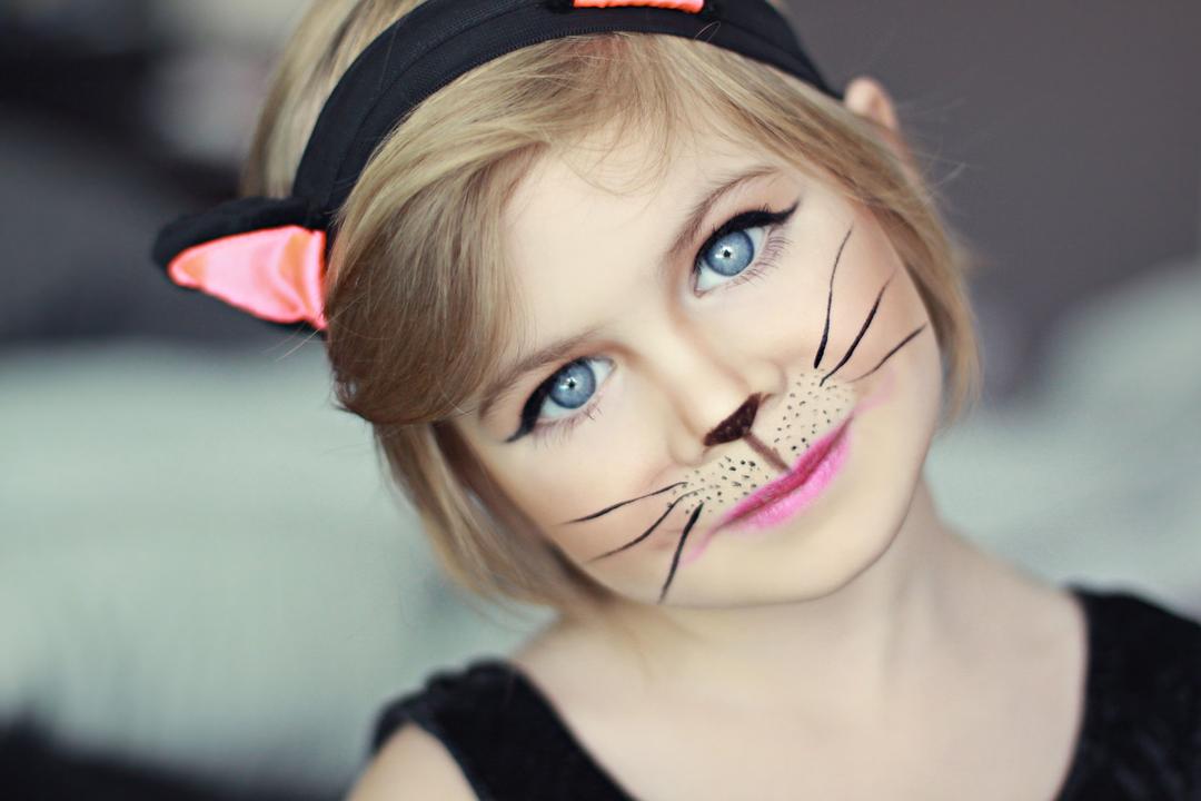 Мордочка кошки на лице