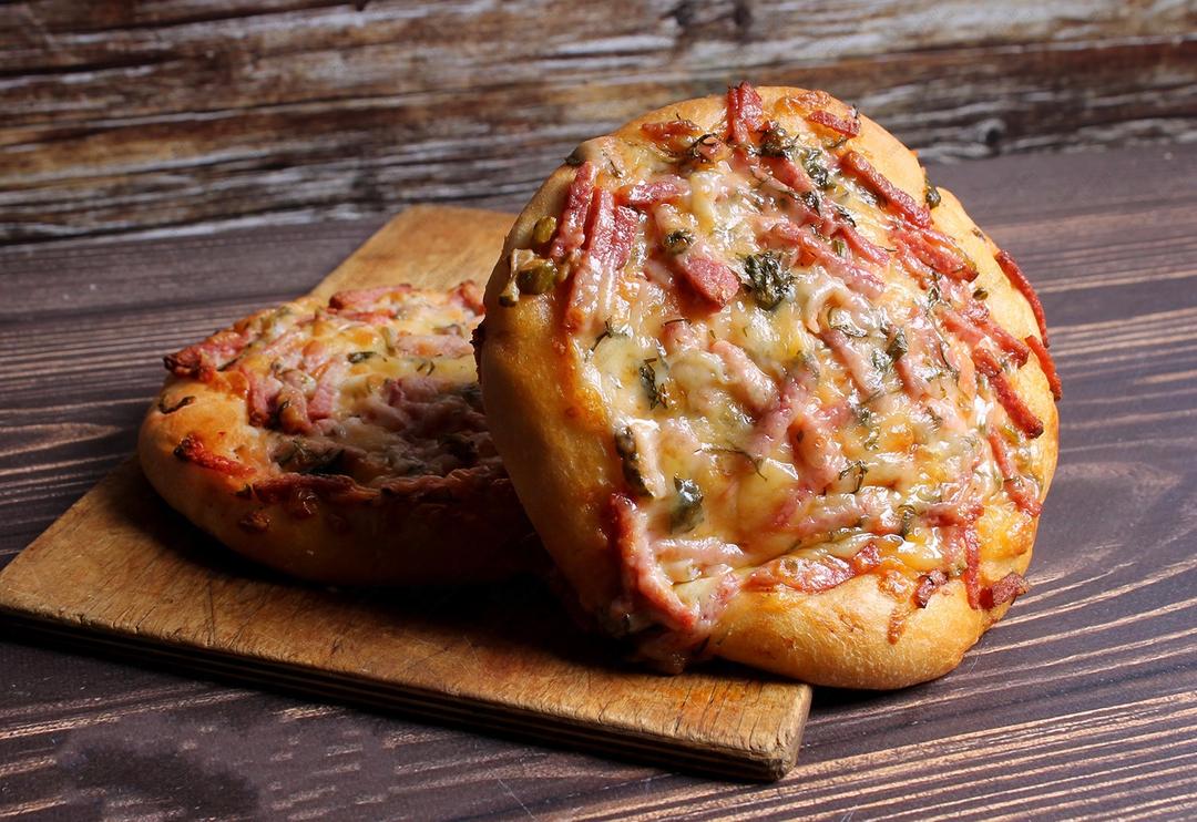 мини пицца из дрожжевого теста в духовке рецепт с колбасой и сыром фото 105