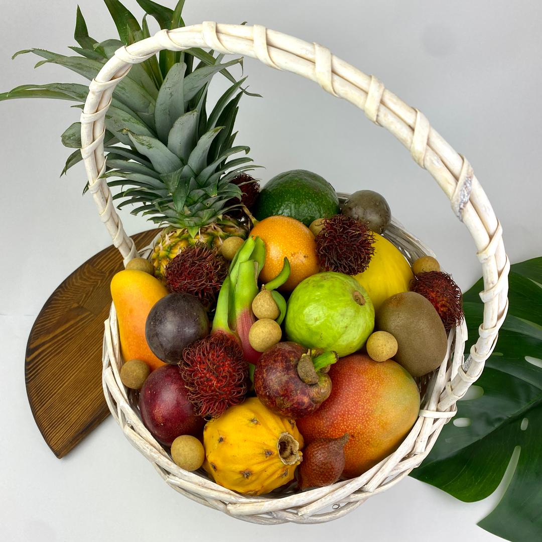 Изобилие экзотических фруктов в подарочной корзине