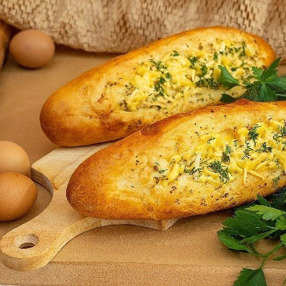 Батон с сыром и чесноком