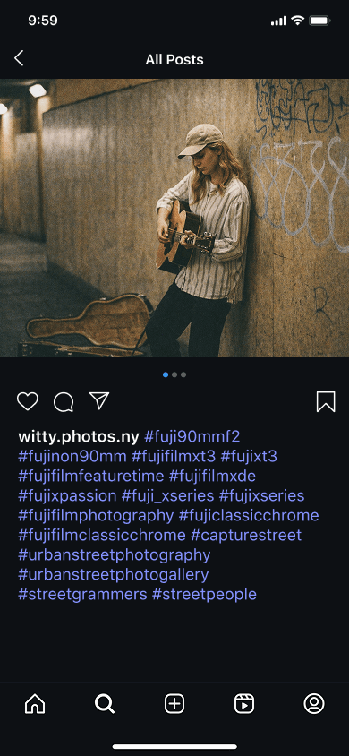 Foto Instagram seorang wanita muda yang bermain gitar di jalan dengan tagar fotografi film