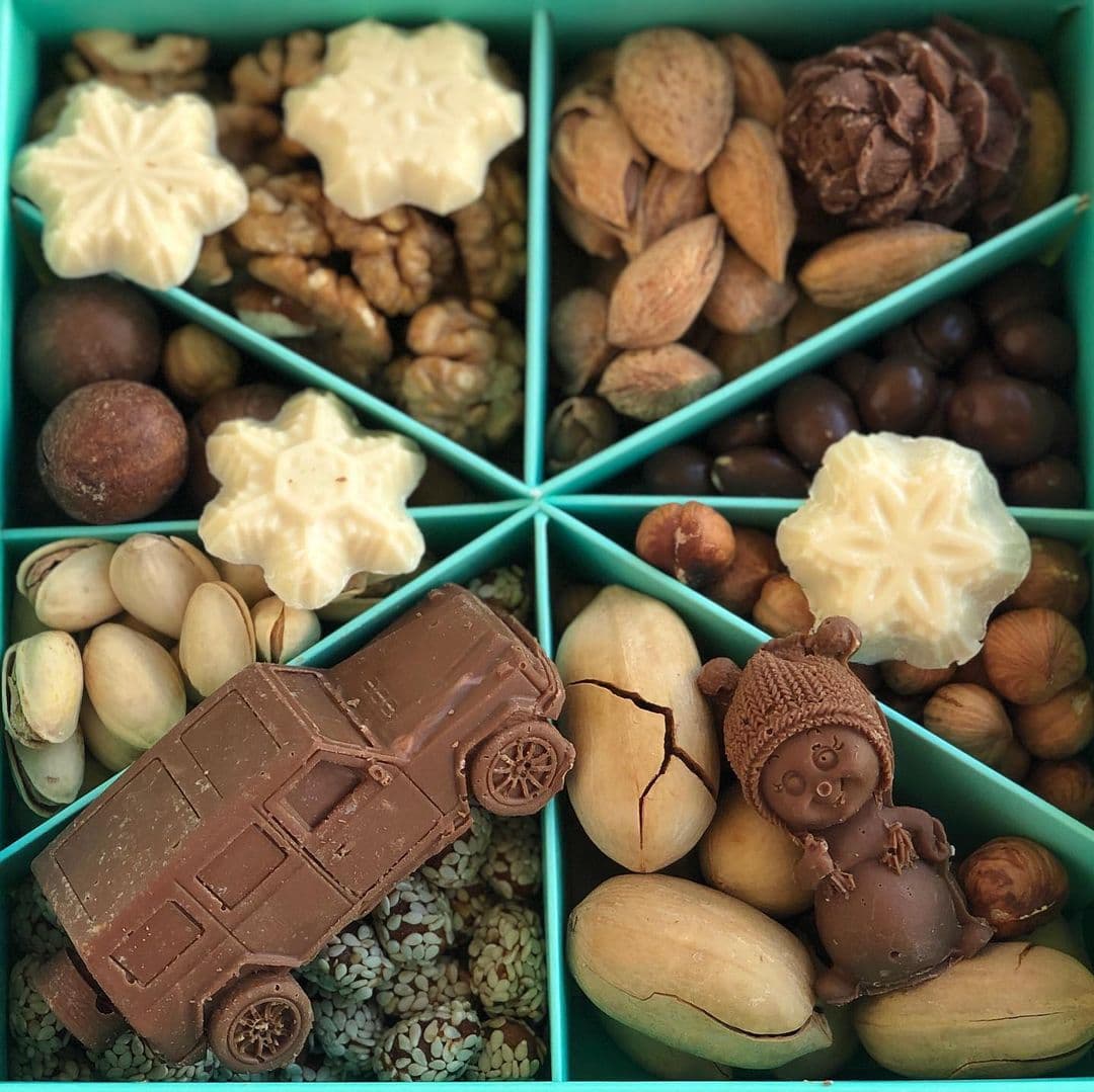Орехи для мужчин отзывы. Подарок из орехов мужчине. Орешки в шоколаде на подарок. Орехи шоколад подарок для мужчин.
