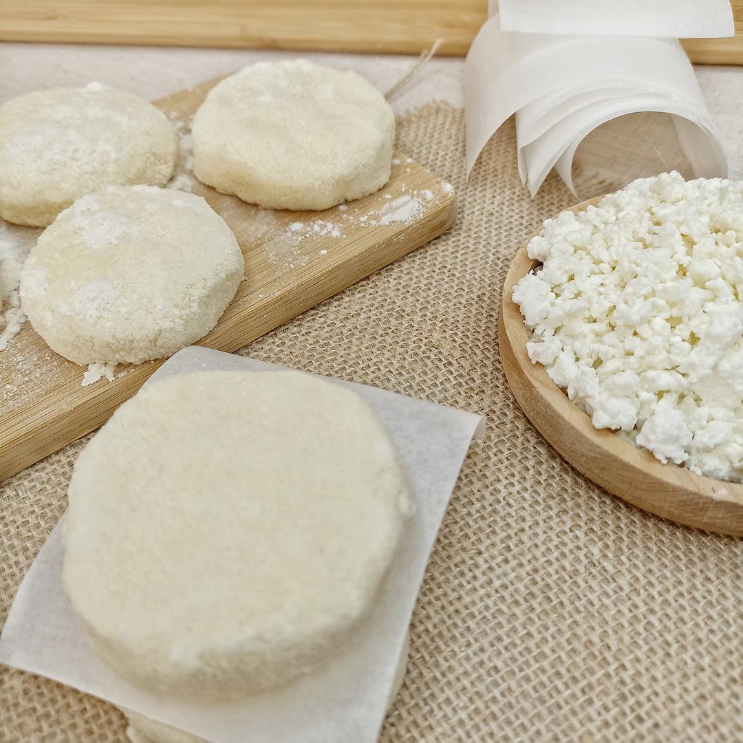 белый шоколад пицца. творог с розовым налетом. пицца с творогом. как сделать творожный творожный пирог и положить пергаментную бумагу. пицца с творогом.