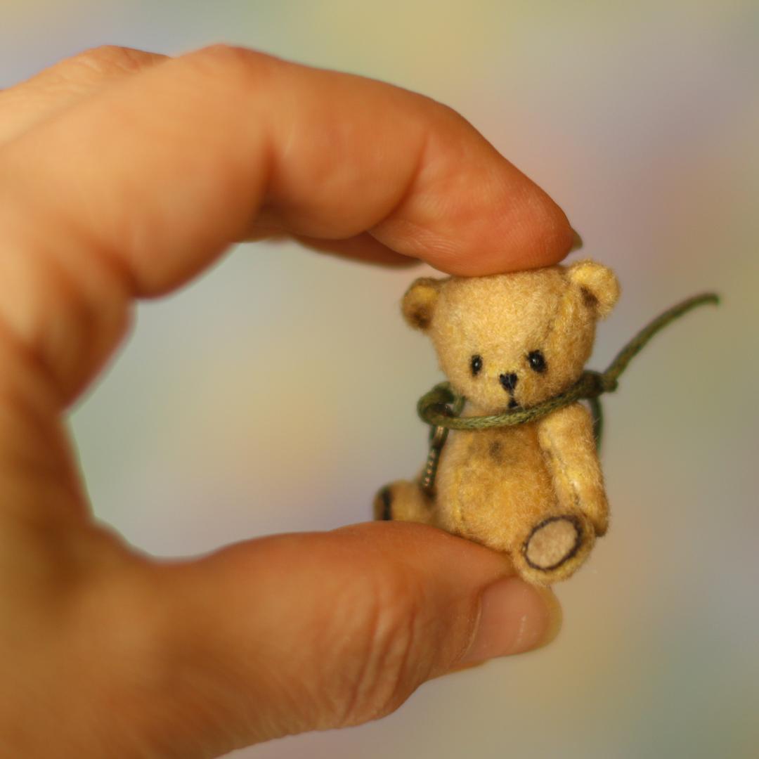 Миниатюрный мишка. Миниатюрный плюшевый мишка. Тедди миниатюра. Мастер класс миниатюрной игрушки. Светлана гуменникова миниатюрный мишка.