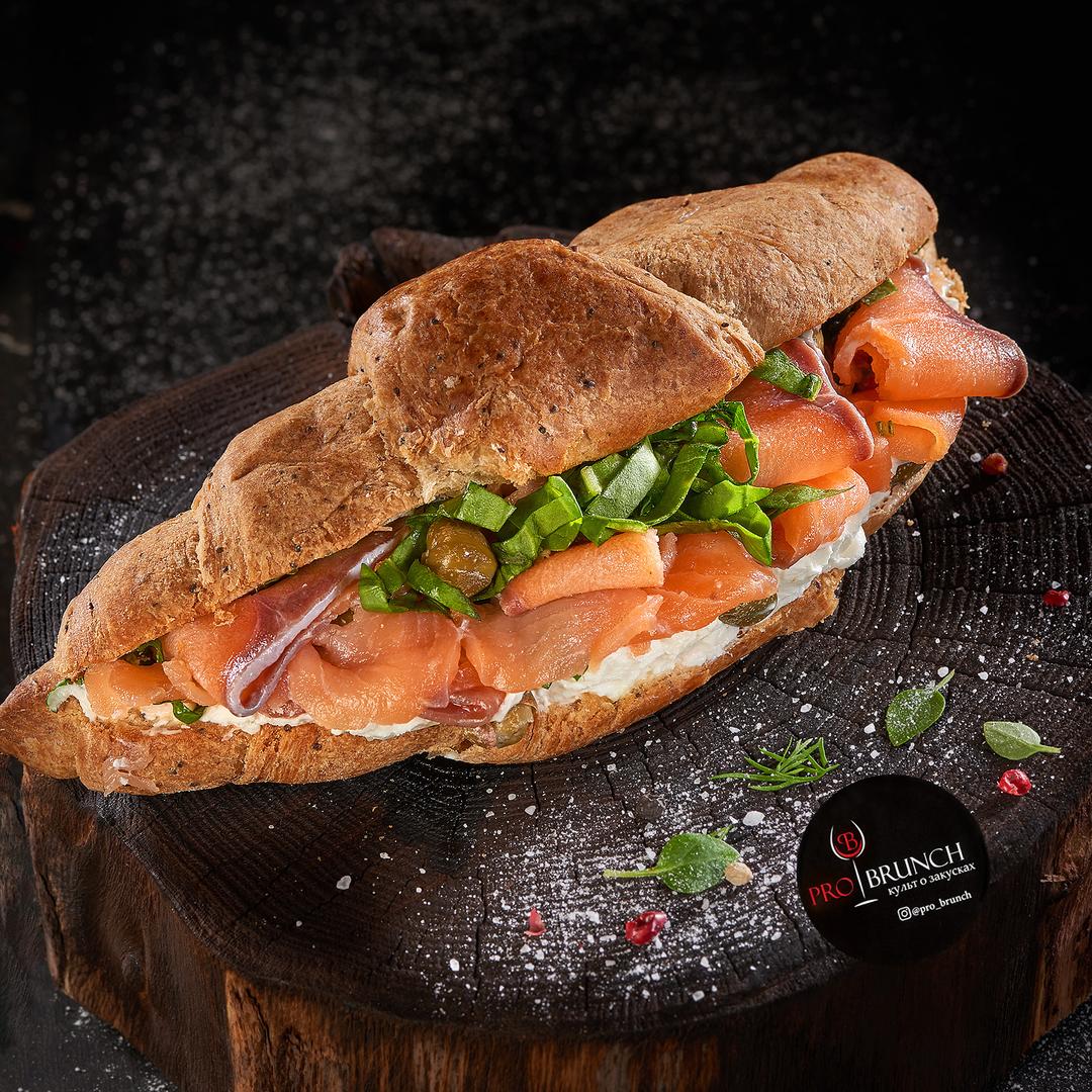 Круассан с лососем и творожным кремом